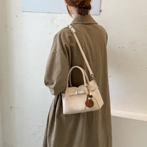 Chic minimalist shoulder crossbody bag for women stylish everyday handbag trendy aesthetic