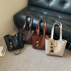 Bolso tote grande de cuero vintage, bolso de hombro informal con elegantes colgantes de cuentas.