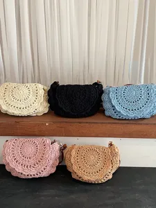 Modieuze geweven schoudertas met opengewerkte structuur, veelzijdige strandtas voor dames.
