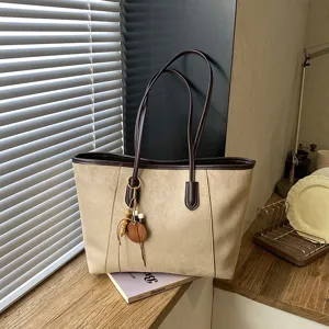 Grote Capaciteit Imitatiesuède Tote Bag Voor Vrouwen Retro Woon-werkverkeer Schoudertas Met Houten Kralen Ornament Stijlvolle PU Leren Handtas