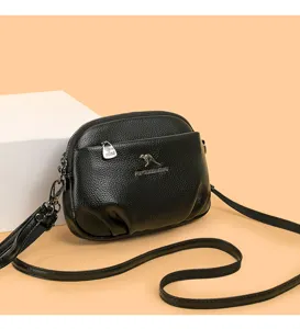 Sac bandoulière noir en cuir souple pour femme, petit sac carré élégant avec fermoir métallique.