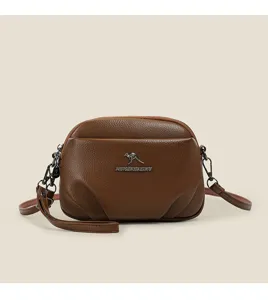 Petit sac bandoulière souple en cuir marron pour femme, sac élégant avec logo en métal.