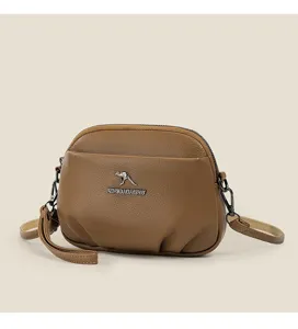 Sac bandoulière marron en cuir souple avec logo en métal et texture élégante détaillée.