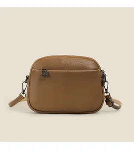 Sac bandoulière classique en cuir PU marron pour femme, petit sac carré élégant.