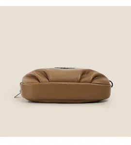 Vue détaillée du sac bandoulière marron en cuir souple avec design plissé et fermeture éclair.