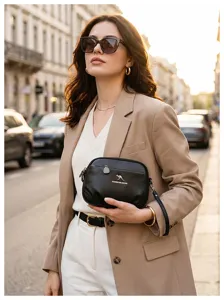 Sac bandoulière élégant en cuir souple noir pour femme, sac à main polyvalent et minimaliste.