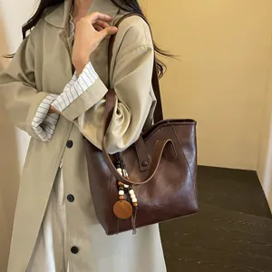 Bolso tote marrón retro para mujer, bolso de hombro grande con colgante de cuentas.