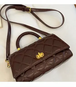 Borsa a tracolla trapuntata chic da donna, elegante borsa marrone con accessori dorati.