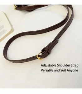 Dettaglio del cinturino in pelle marrone della borsa con fibbia metallica dorata fine.