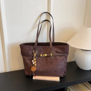 Detailed view of brown vintage tote bag, large capacity shoulder bag with wooden beads.