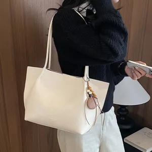 Vista detallada del bolso tote blanco crema para commuting, bolso de hombro casual con cuentas.