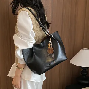 Bolso tote negro de cuero PU con colgante de cuentas de madera, vista detallada del bolso casual.