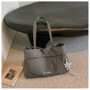 Vista dettagliata della borsa tote minimalista grigia scura in tela con ampio interno.