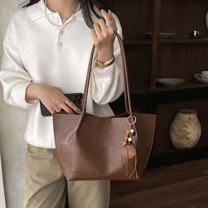 Bolso de hombro grande marrón vintage con colgante de borla de cuentas para el trabajo diario.