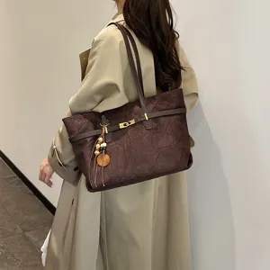 Detailed view of large capacity brown shoulder tote bag with vintage crinkled design.