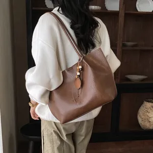 Bolso shopper retro de piel PU marrón detalle, bolso de hombro suave con colgante de cuentas de madera.