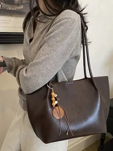 Bolso tote vintage de gran capacidad para mujer, bolso de hombro informal de otoño con colgante.