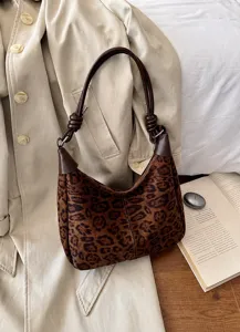 Gedetailleerd uitzicht op de retro luipaardprint suède hobo tas, met zachte textuur en stijlvol ontwerp.