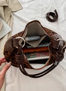 Suede retro hobo tas interieur capaciteit gedetailleerd overzicht, met ruime vakken en chic design.