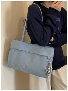 Vista dettagliata della grande borsa a tracolla azzurra ideale per ogni uso quotidiano.