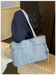Elegante borsa shopper grande da donna, ideale per il lavoro quotidiano e il tempo libero.