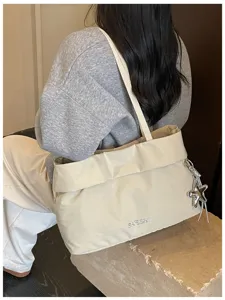 Vista dettagliata di una grande borsa tote casual, semplice borsa a spalla da donna.