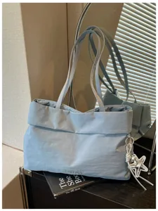 Borsa shopper casual azzurro chiaro di grande capacità con doppi manici e ciondolo.