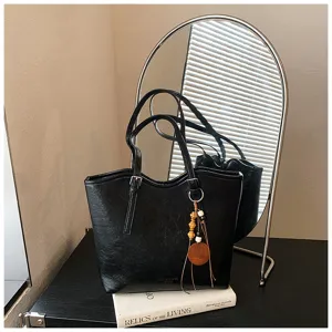 Bolso tote negro de gran capacidad, bolso de hombro minimalista con doble asa y colgante de madera.