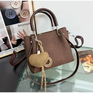 Borsa tote marrone testurizzata da donna, elegante borsa a tracolla con ciondolo a cuore.