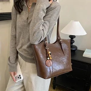 Bolso de hombro marron de gran capacidad con detalle elegante, ideal para trabajo diario.
