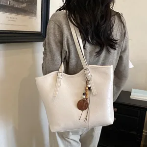 Bolso de hombro tote liso simple con colgante de cuentas de madera y gran capacidad diaria.