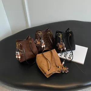 Damen Wildleder Eimer Tasche Vintage Umhängetasche Set mit Blumenanhänger schick