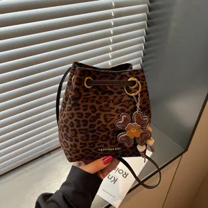 Leopardmuster Beuteltasche mit Kleeblatt Anhänger stilvolle Umhängetasche Damen neu