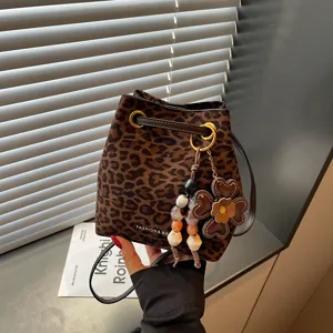Modische Damen Umhängetasche mit Leopardenmuster, Vintage Beuteltasche mit Blumenanhänger