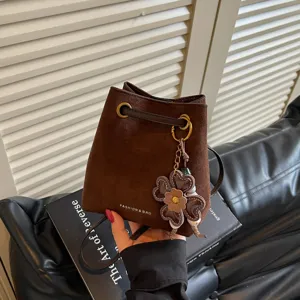 Braune Damen Wildleder Eimer Tasche Retro Freizeit Schultertasche mit Blumenanhänger