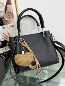 Moderna ed elegante borsa a mano nera da donna, borsa a tracolla casual con ciondolo a cuore.