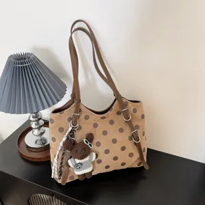 Bolso tote marrón de lunares con osito de peluche, elegante bolso de hombro para mujeres.