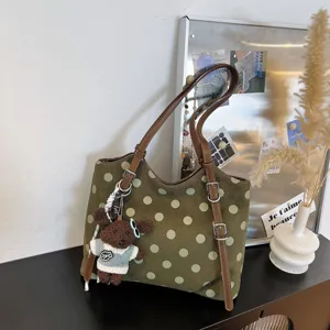 Bolso de hombro verde con lunares para mujer, elegante bolso de mano con colgante de osito lindo.