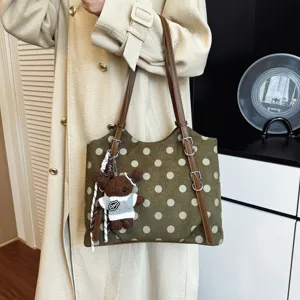 Bolso tote verde oliva de lunares con correas marrones y tierno colgante de osito