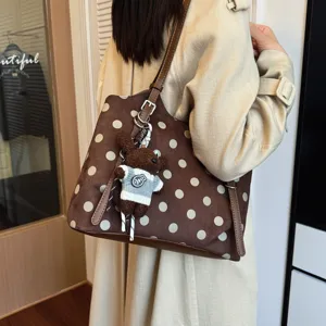 Bolso de hombro de lunares marrones con osito colgante, bolso grande de mujer.