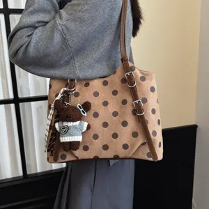 Bolso de hombro elegante de lunares para mujer, gran capacidad con un tierno colgante de oso.