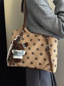 Elegante bolso tote marrón de lunares con un bonito colgante de oso para las mujeres.