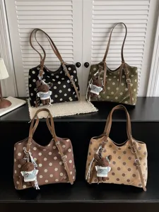 Elegante bolso de hombro para mujer con estampado de lunares y tierno colgante de osito.