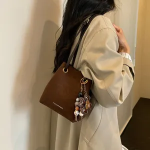 Modische braune Wildleder Eimer Tasche für Damen, elegante Vintage Umhängetasche chic.