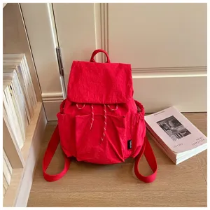 Sac à dos décontracté rouge en tissu pour femme sac de voyage fourre-tout quotidien style.