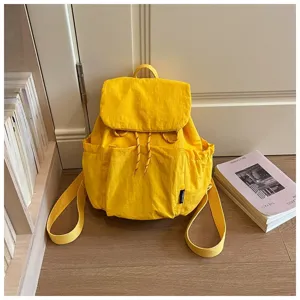 Sac à dos de loisir en tissu jaune, vue détaillée, grand sac de voyage pratique à cordon.