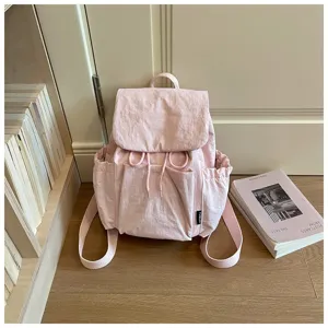 Sac à dos en tissu rose vue détaillée, design léger de grande capacité pour les voyages.