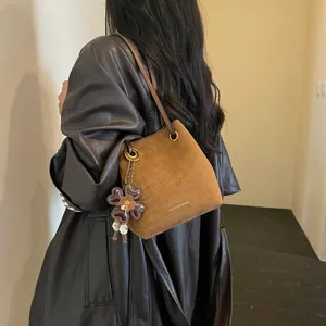 Braune Wildleder Beuteltasche für Damen, stylische Retro Umhängetasche mit blumen Anhänger chic.