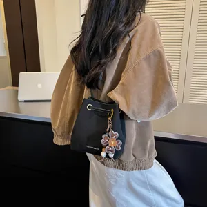 Modische schwarze Damen Beuteltasche mit Blumenanhänger, lässige Umhängetasche Retro.