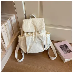 Vue détaillée du sac à dos en toile décontracté montrant la texture et les poches avant.